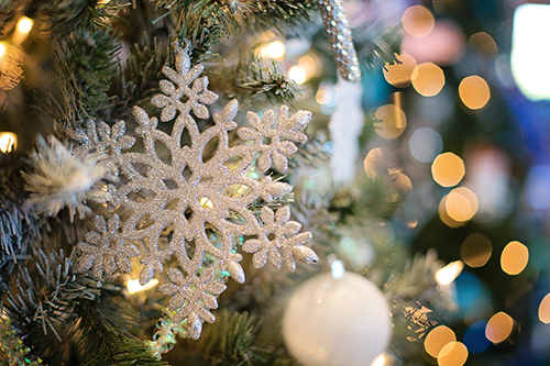 Julgran med fina dekorationer
